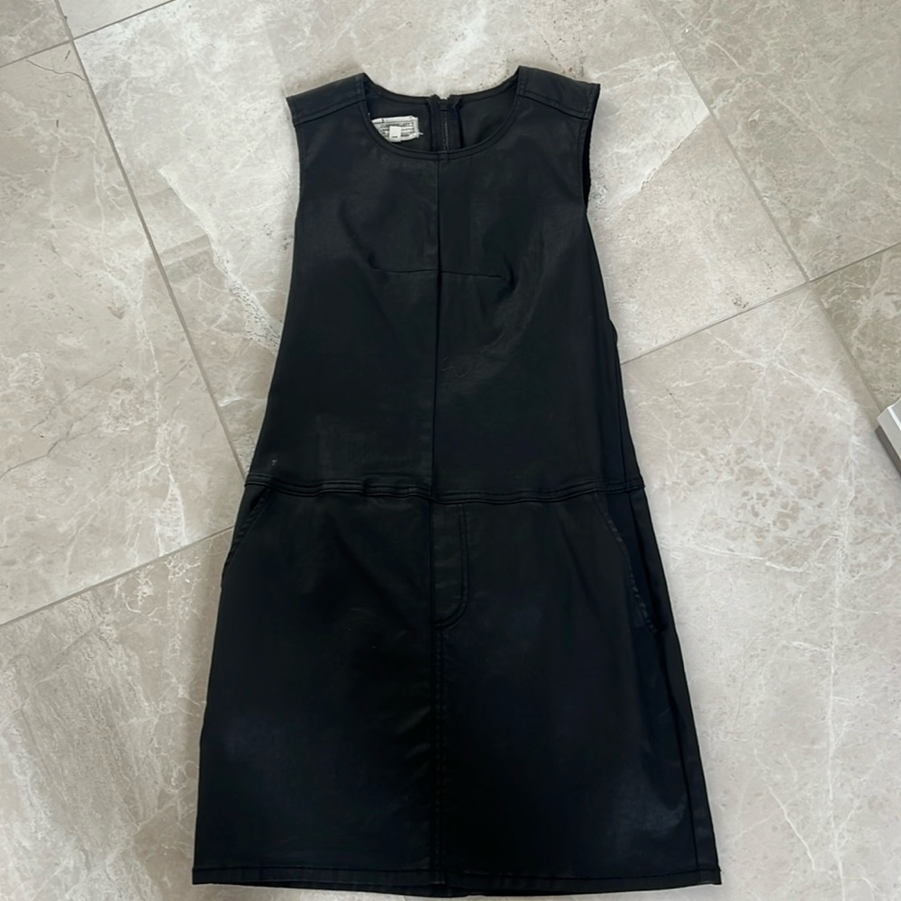 Zipper in back. Imitation leather stretch material.